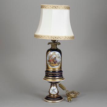 BORDSLAMPA, porslin, sent 1800-tal.