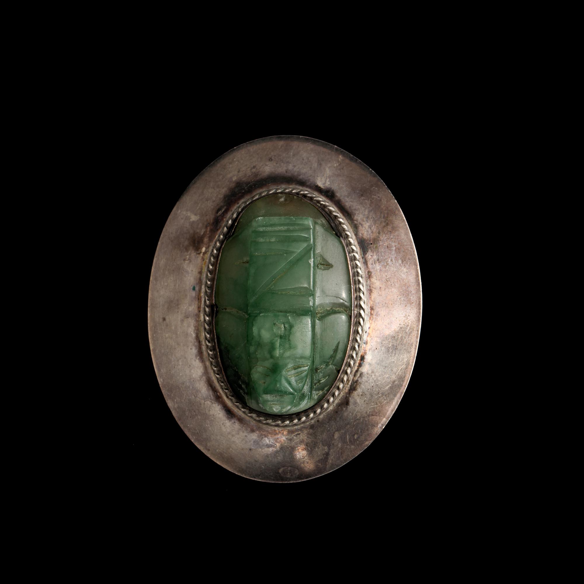 BROSCH, silver med skuren nefrit, Mexico, omkring 1900-talets mitt. Vikt 33 g.