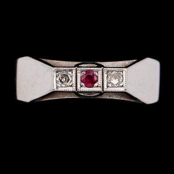RING, 18 k vitguld, röd sten och diamanter 0.06 ct enligt gravyr. Total vikt ca 4 g.