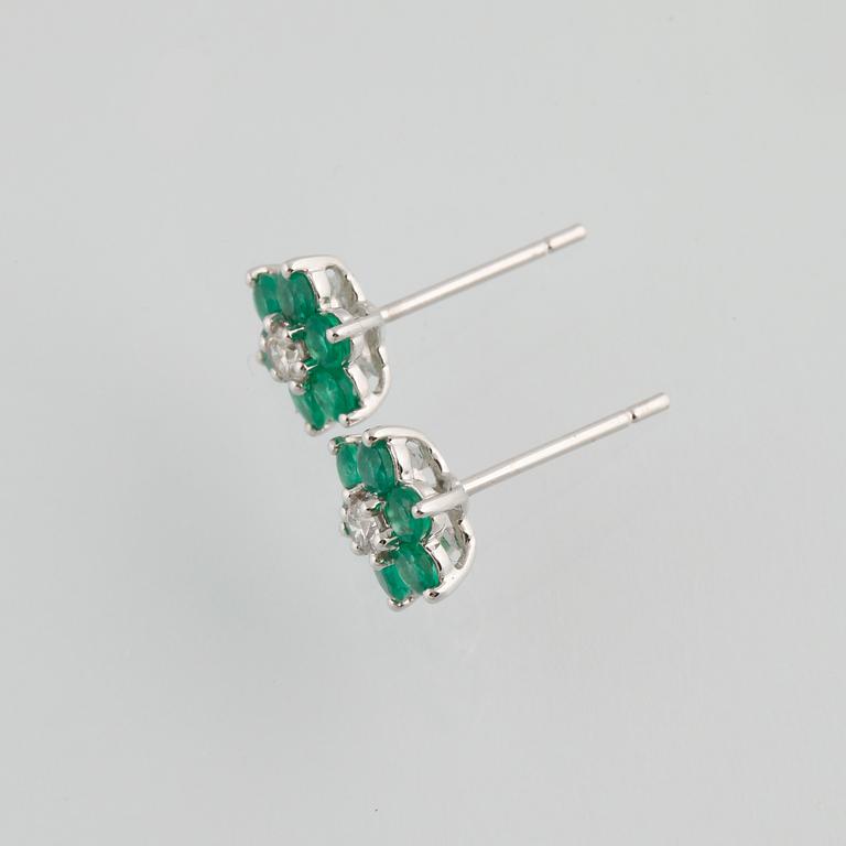 ÖRHÄNGEN, 18K vitguld med 2 briljantslipade diamanter 0.16 ct samt 12 fasettslipade smaragder 0.90 ct. Vikt 2,3 gram.