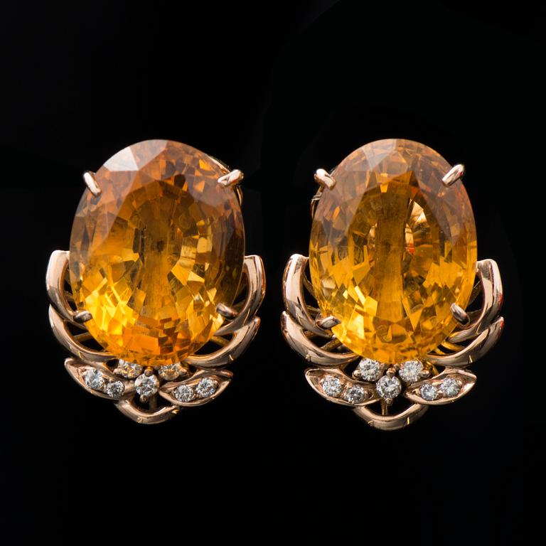 A PAIR OF EARRINGS, facetted citrines, brilliant cut diamonds, 18K gold.