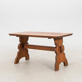 Table circa 1900.