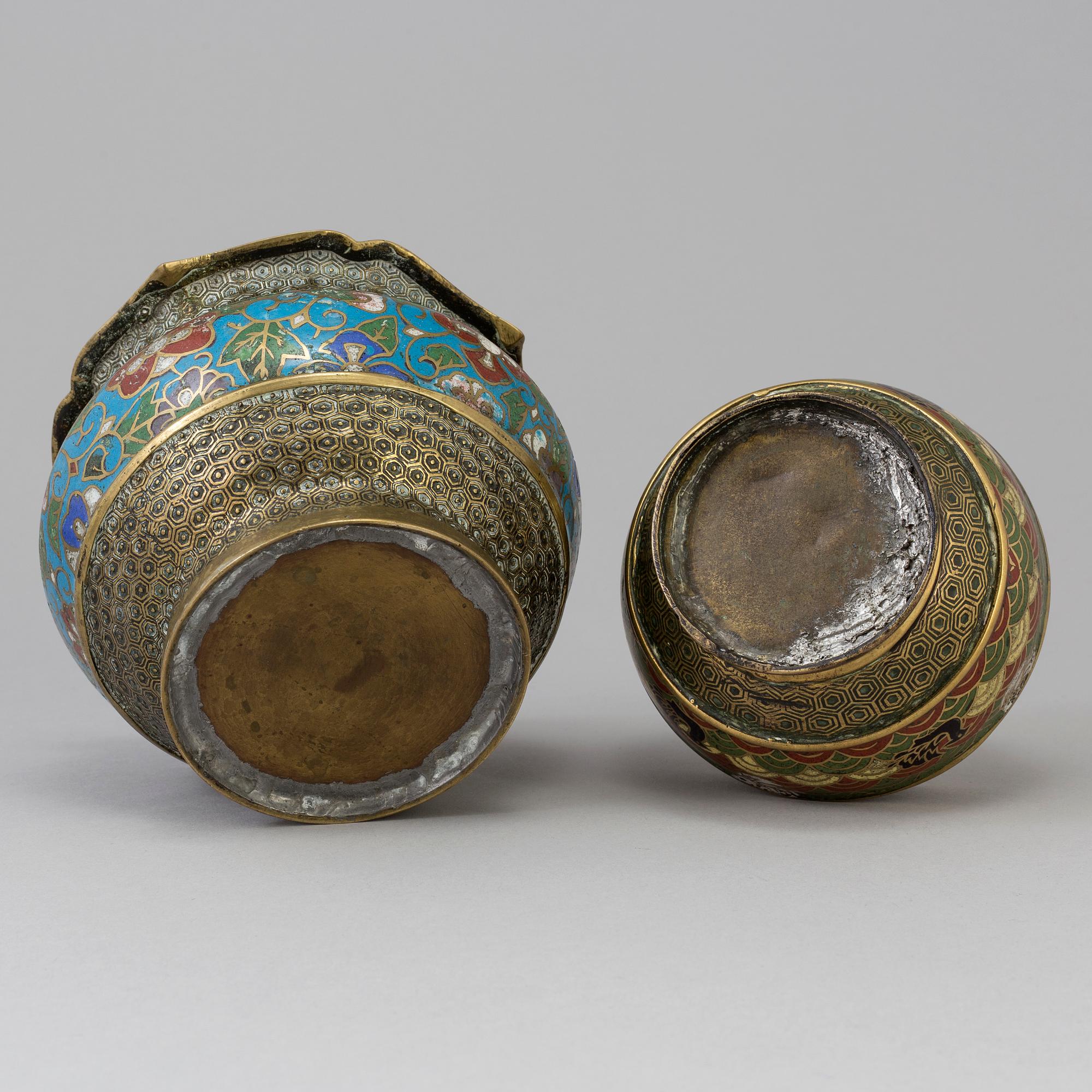 URNOR/YTTERFODER, 2 st, cloissonné, Japan, 1900-tal.