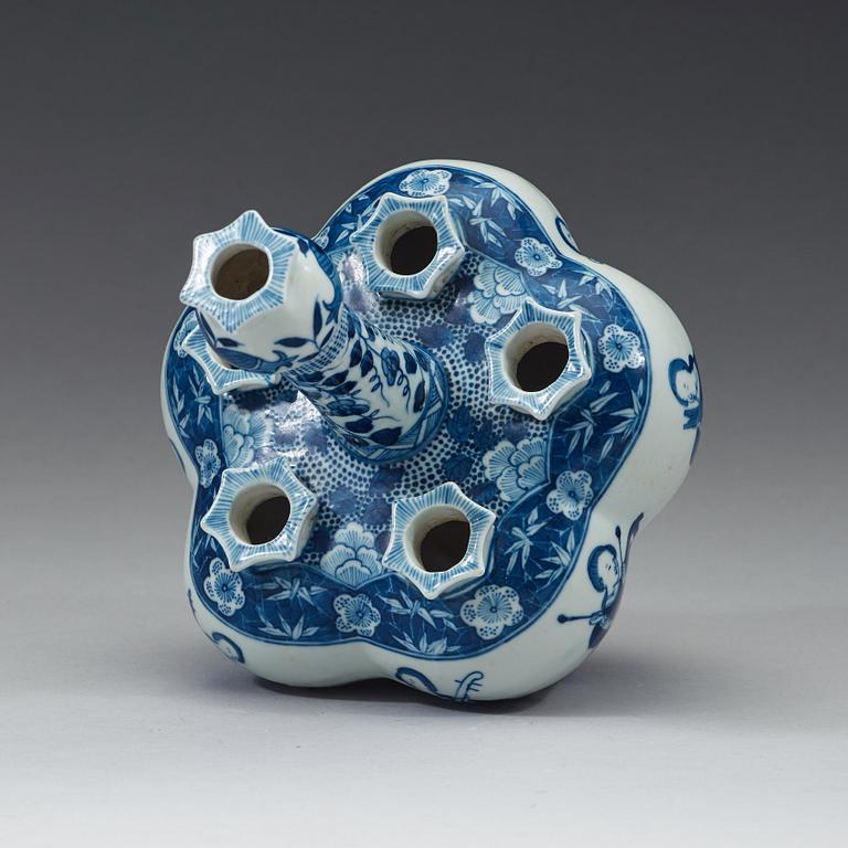 A blue and white tulip vase with female musicians, Qing dynasty, 19th Century.