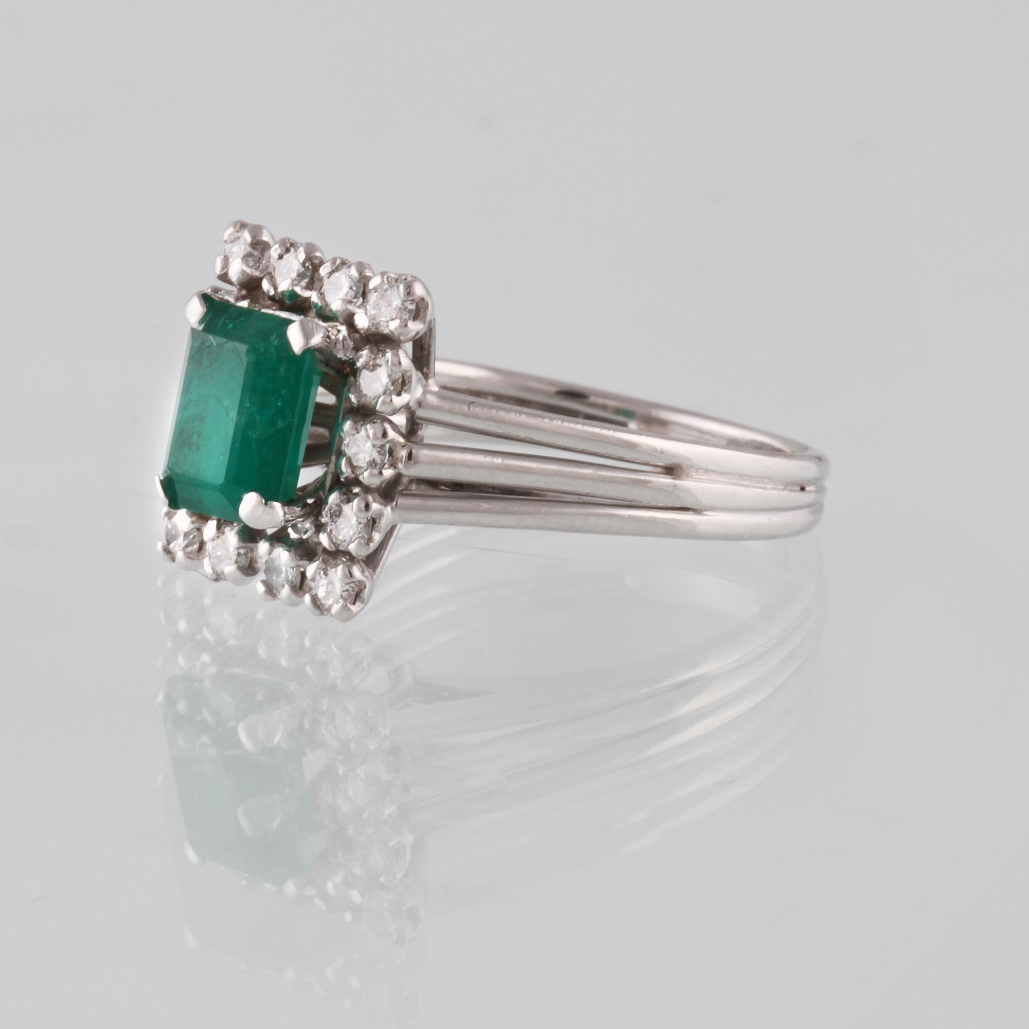 RING, 18K vitguld med smaragdslipad smaragd ca 1.30 ct och briljantslipade diamanter ca 0.50 ct. Vikt 5,5 gram.