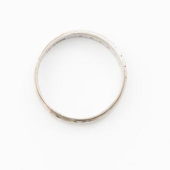 Ring halvallians 18K vitguld med små åttkantslipade diamanter.