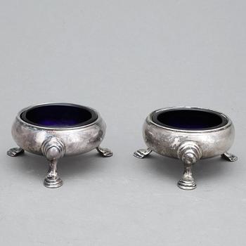 SALTKAR, ett par, silver, London 1746.