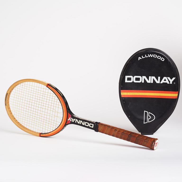 Tennisracket i trä, Donnay. Spelad med av Björn Borg i Wimbledon. Blekt signatur på Slipcasen.