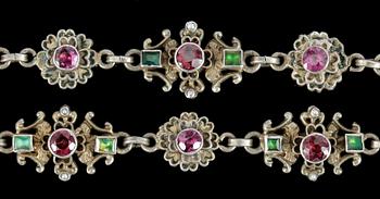 COLLIER, silver med färgade stenar, renässansstil, tidigt 1900-tal. Vikt 54g.