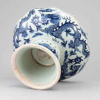 A large Chinese blue and white footed dish, 20th century.