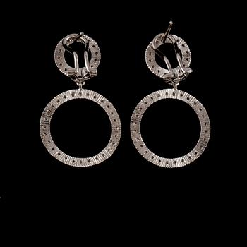 ÖRHÄNGEN, ett par, 14k vitguld med briljantslipade diamanter. Vikt 4 g.