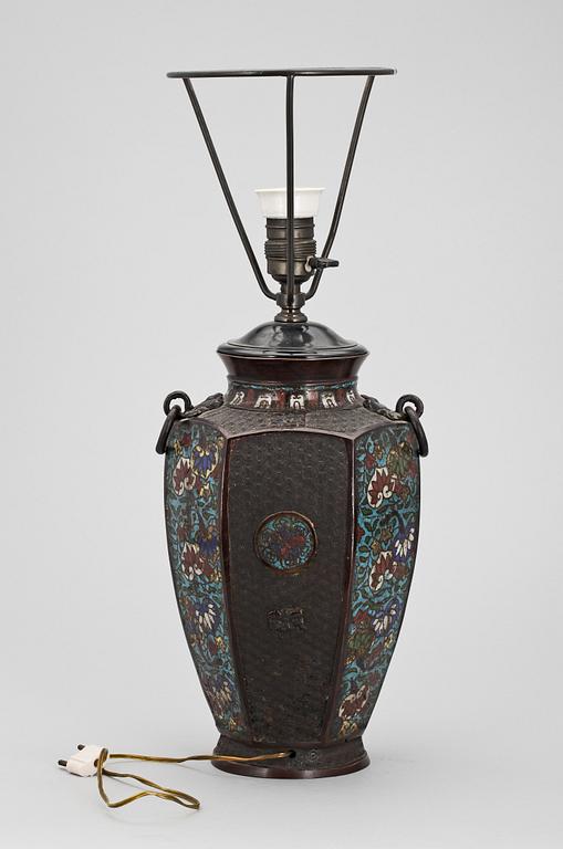 BORDSLAMPA, brons och cloisonnéemalj, Kina, 1900-talets första hälft.