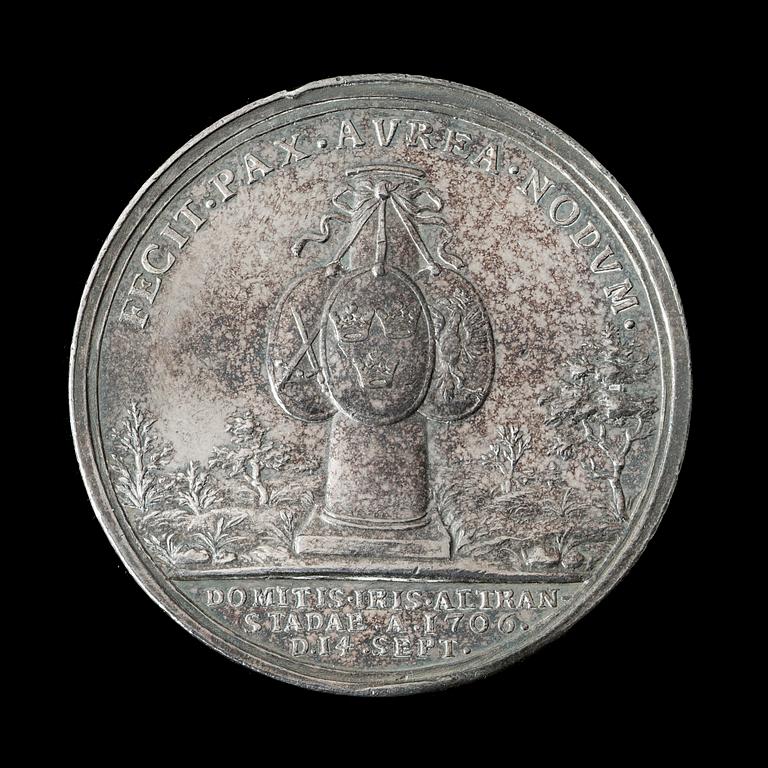 MEDALJ. Karl XII i anledning av freden i Altranstadt 1706. Utförd av A. Karlsteen 1704. Silver 5,2 cm 62,3 g.