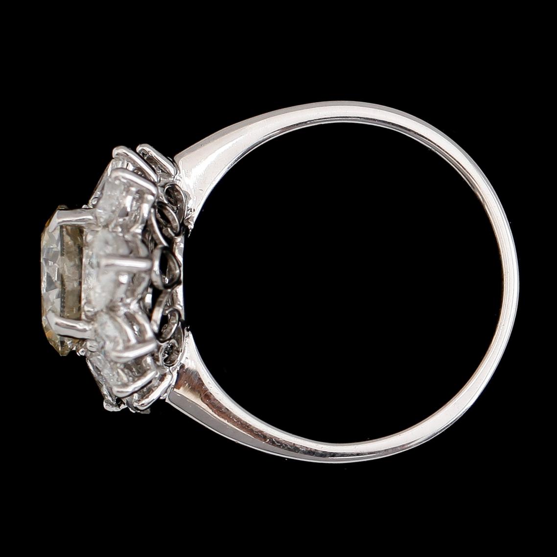RING, 18 k vitguld, briljant- och navettslipade diamanter tot ca 3,48 ct. Vikt ca 6,1 g.