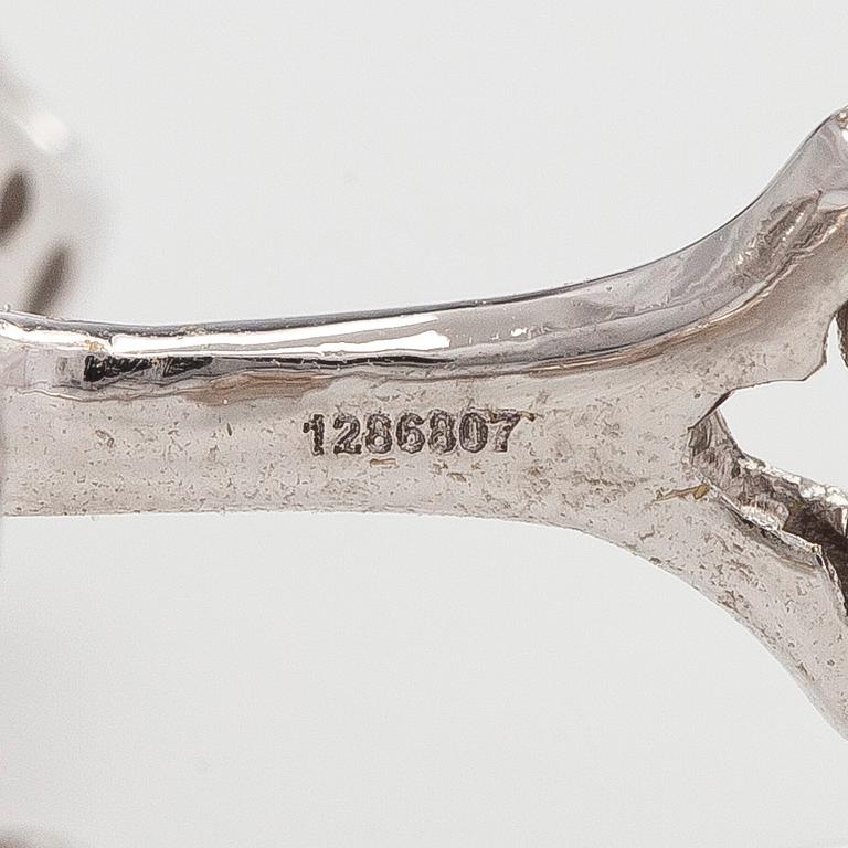 Korvakorut, 18K valkokultaa ja briljanttihiottuja timantteja.