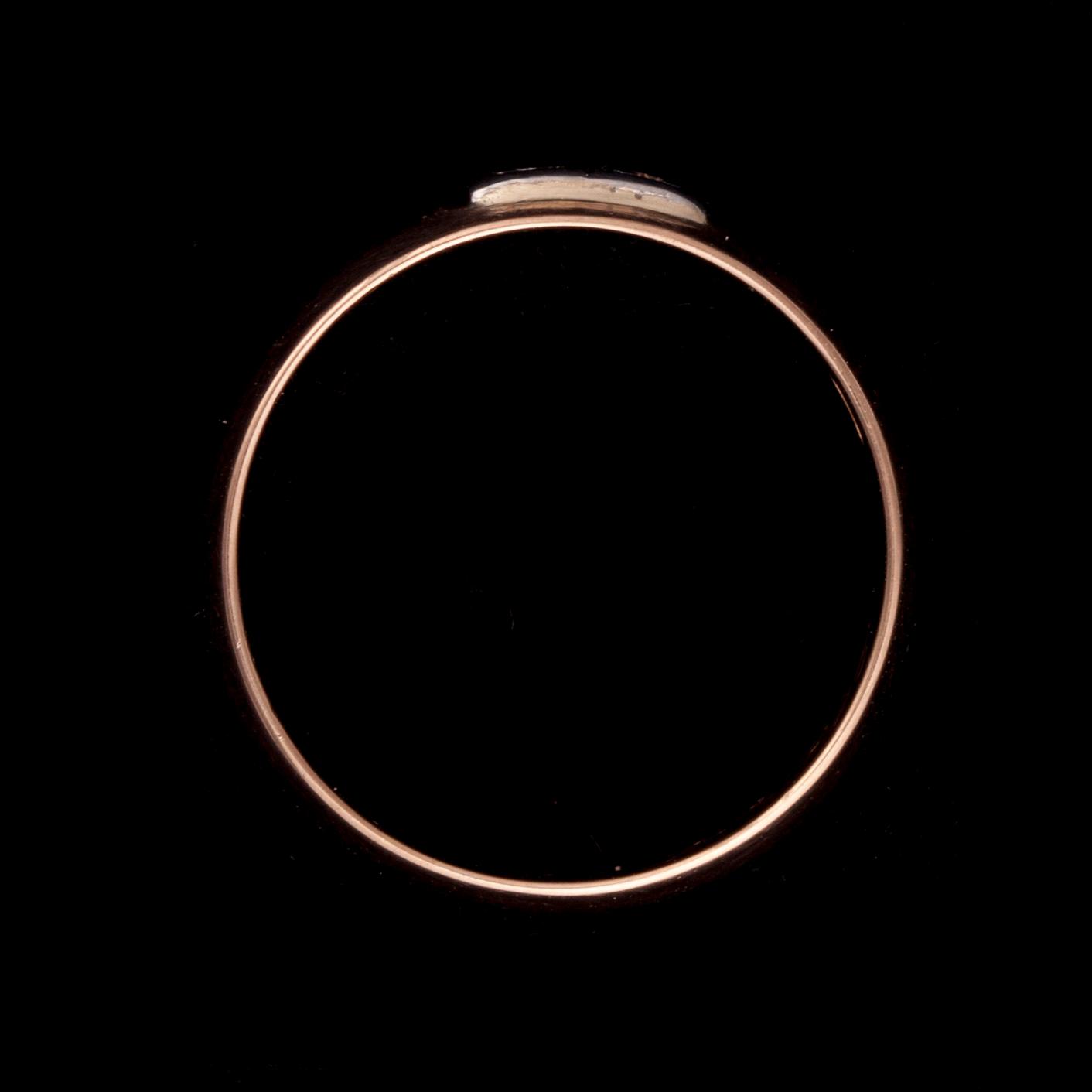 SORMUS, 56 kultaa, timantit. Venäjä. Paino n. 4,6 g. Kaiverrus vuodelta 1906.