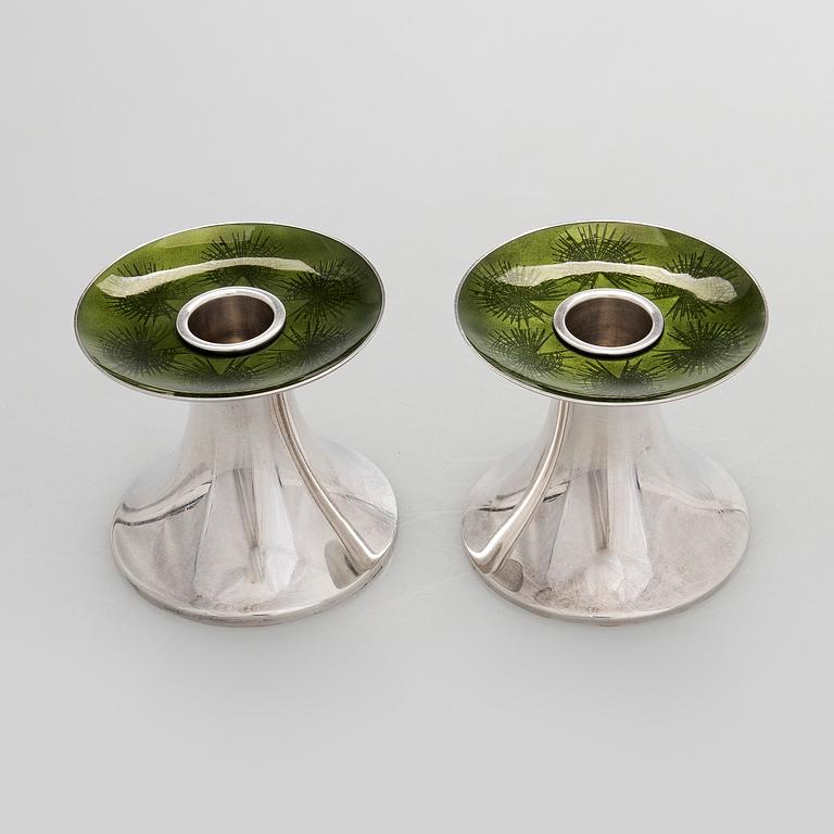 Eva Hidström, kynttilänjalkapari, sterlinghopea, emali, Kultakeskus, Hämeenlinna 1969.