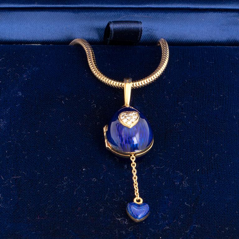 FABERGÉ-ÄGG, 18K guld med blå emalj och runda briljantslipade diamanter, med kedja, med etui.