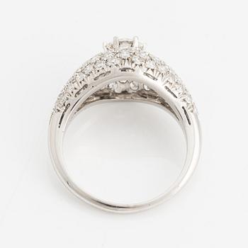 Ring, 18K vitguld med briljantslipad diamant och åttakantslipade diamanter.