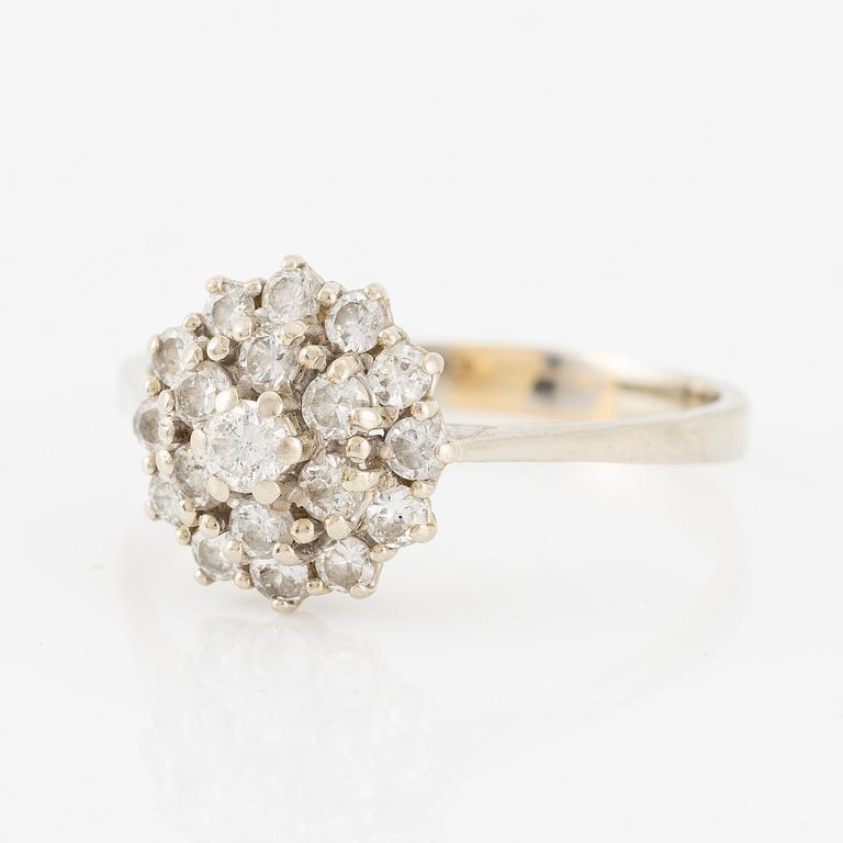 Ring 18K gold set with round brilliant-cut diamonds.