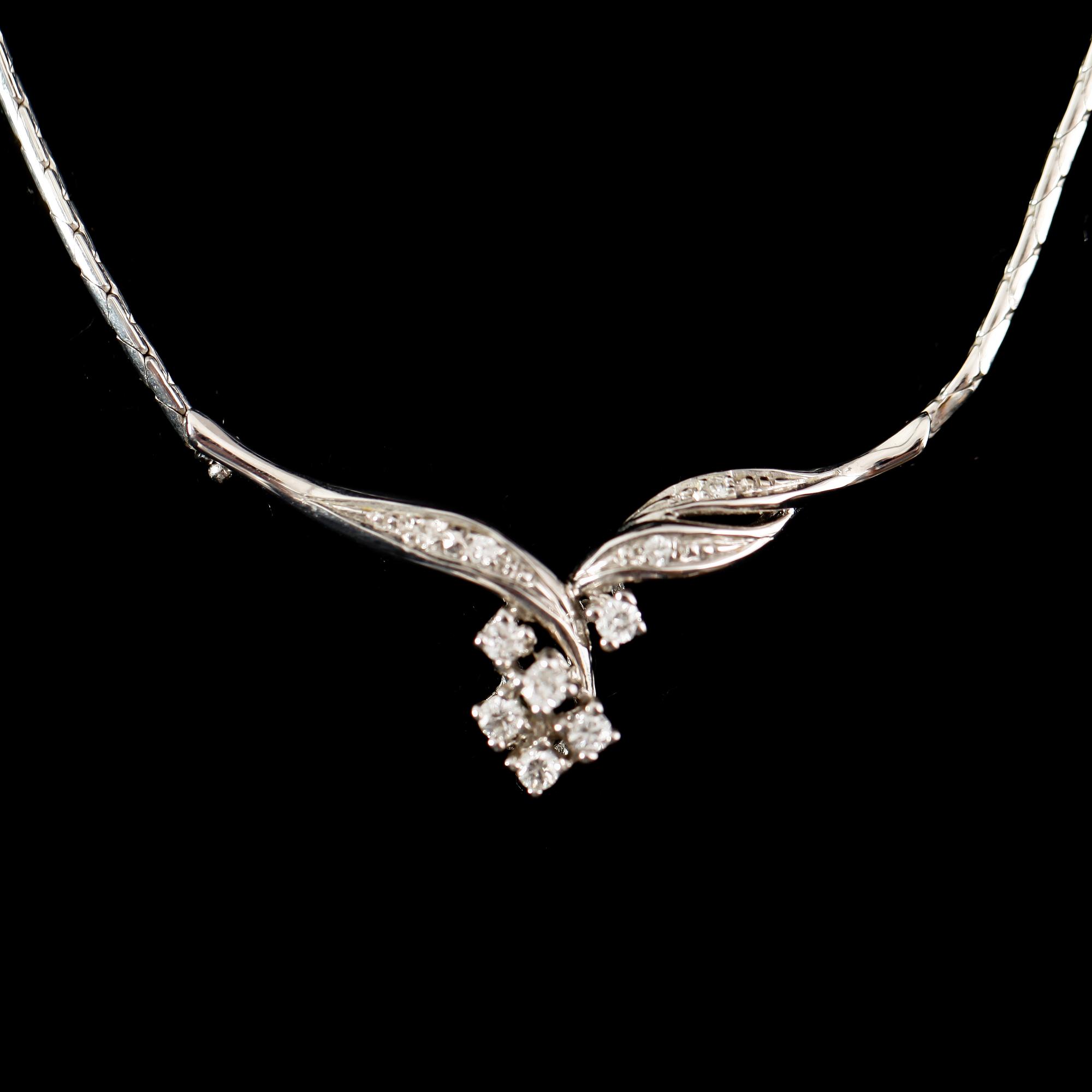 COLLIER, 18 k vitguld med mindre briljanter. Totalvikt ca 8 g.