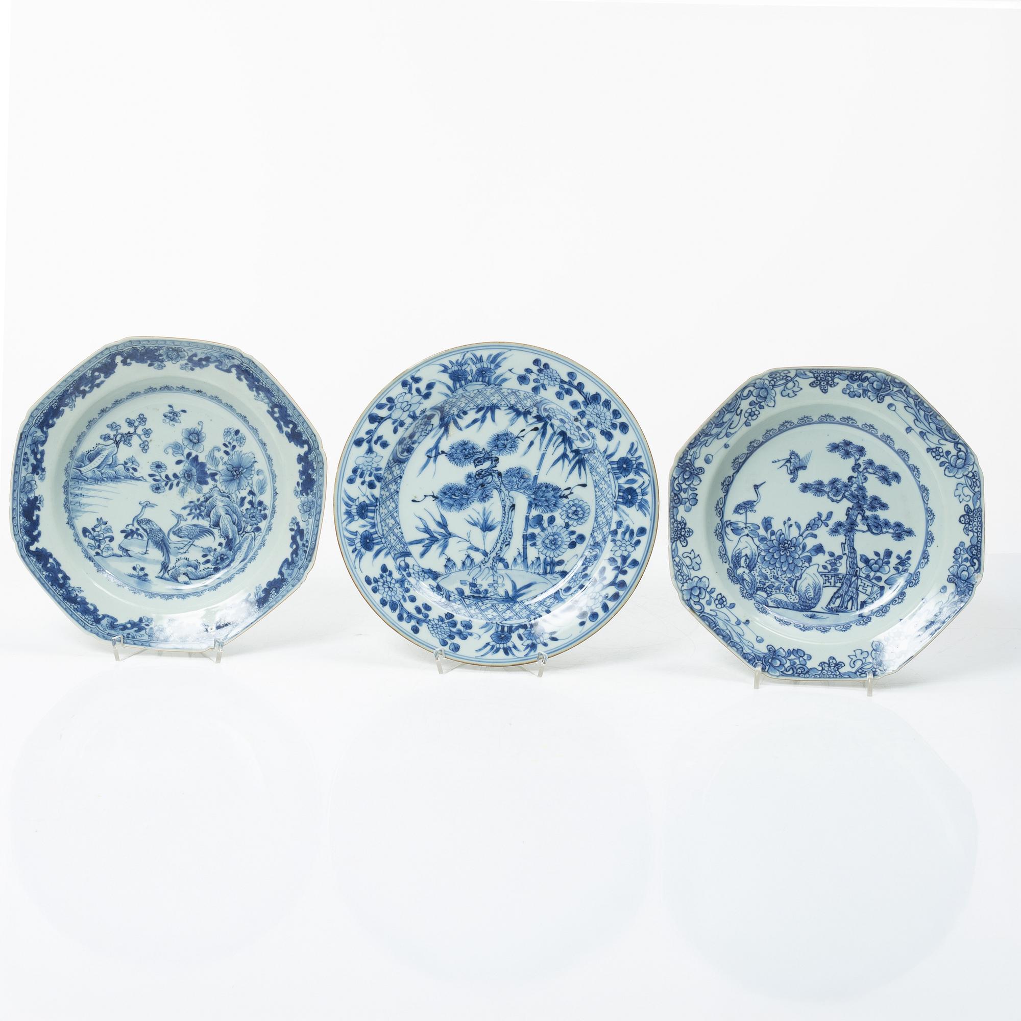 Stekfat samt tre tallrikar, kompaniporslin, Kina, Qingdynastin, 1700-tal.