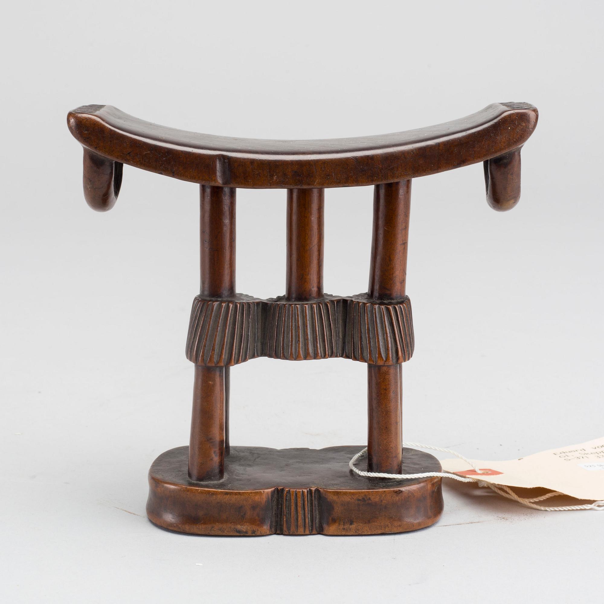 A WOODEN SHONA NECKREST, ZIMBABWE.