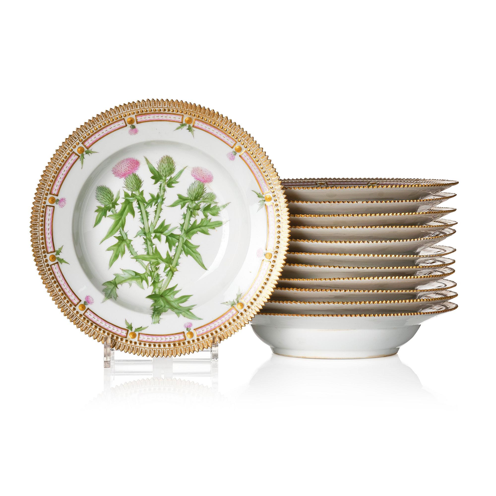 Tallrikar, 12 stycken, djupa. Royal Copenhagen, 'Flora Danica', Danmark, 1900-tal.