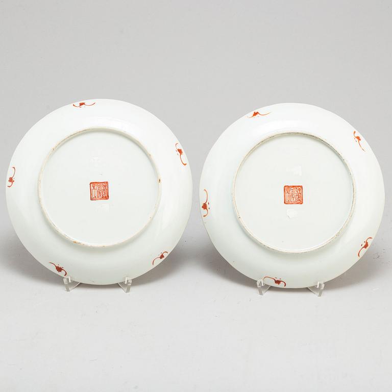 A pair of famille rose dishes, Qing dynasty, 19th century.