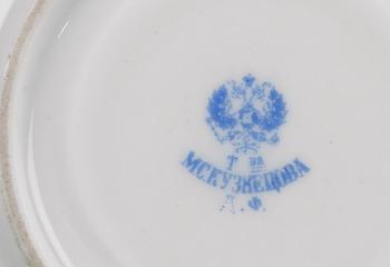 MOCCAKOPPAR MED FAT, 8 st, porslin, Kusnetzoff, Ryssland, omkring 1900.