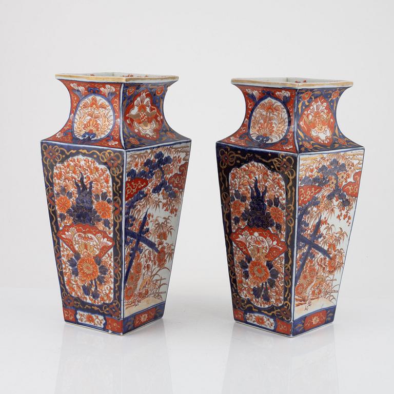 A pair of Imari vases, Japan, around 1900.