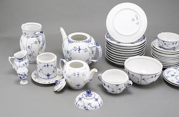 SERVISDELAR, 31 st, porslin, "Musselmalet", Royal Copenhagen, Danmark, 1900-tal.