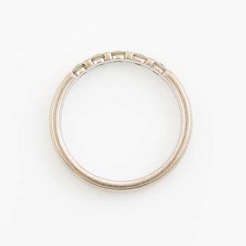Ring, 14K vitguld med fem briljantslipade diamanter.