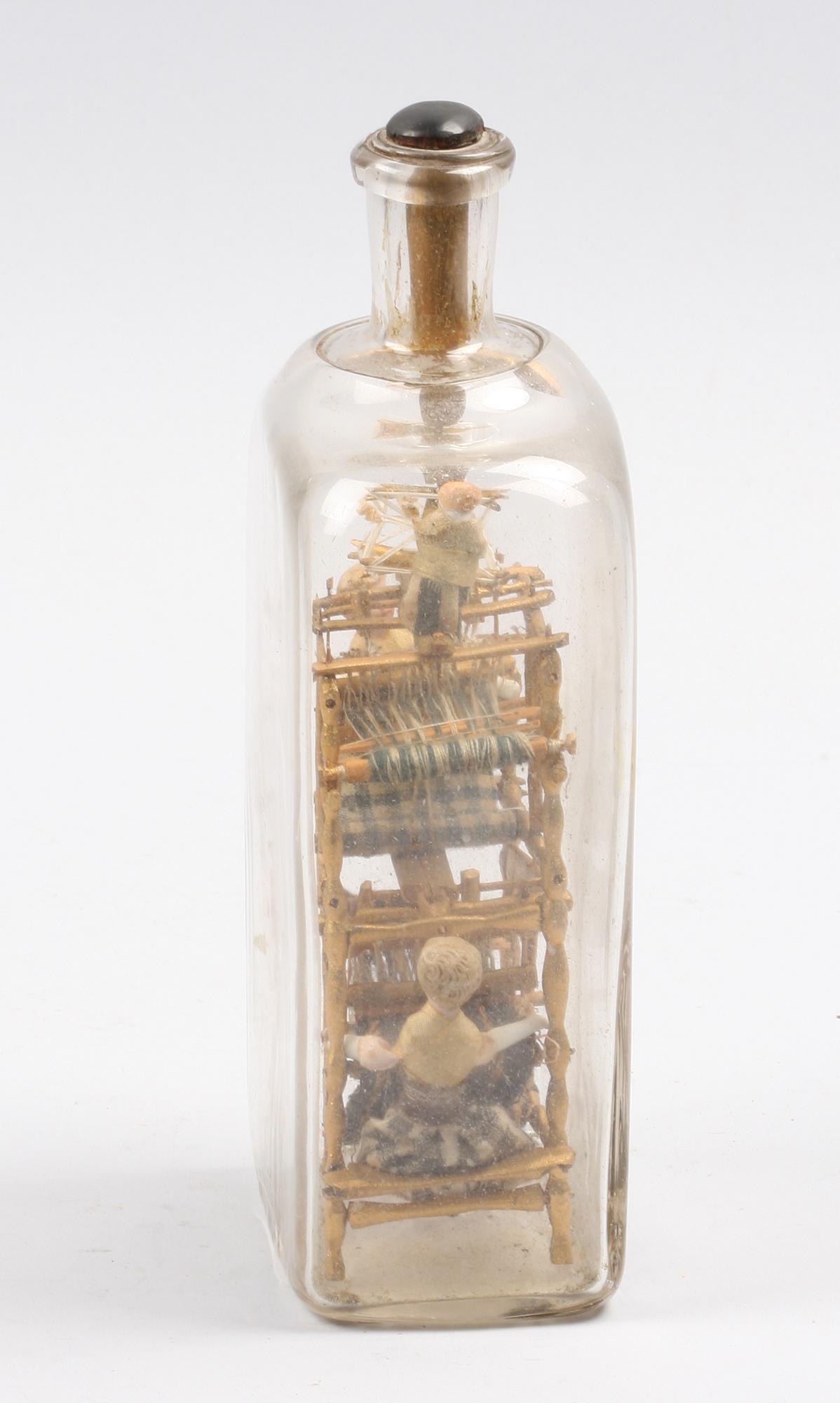 FLASKA MED FIGURINER, glas.