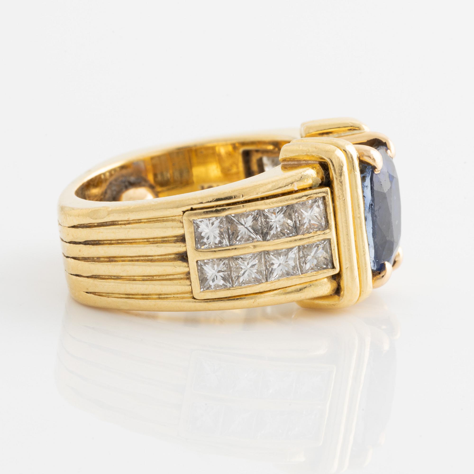 Ring 18K guld med en oval fasettslipad safir och prinsesslipade diamanter.