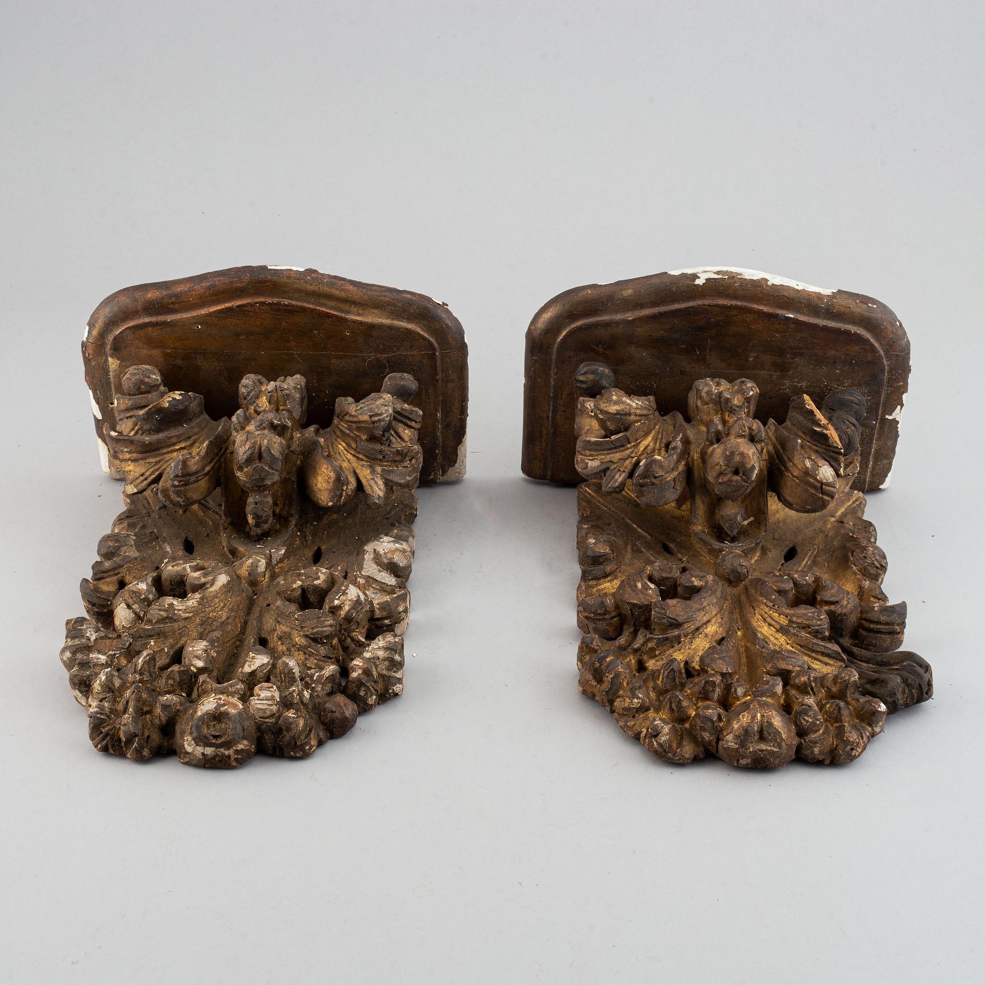 A pair of carved wood wall sconces, 18th/19th century.