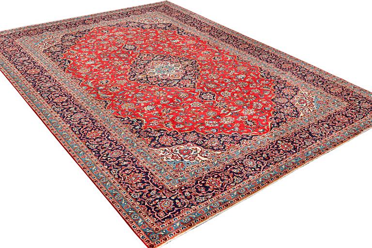 A Kashan carpet, c. 403 x 292 cm.