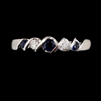 RING, 10K guld, diamanter tot ca 0.08 ct. och safirer. Total vikt ca 1,5 g.