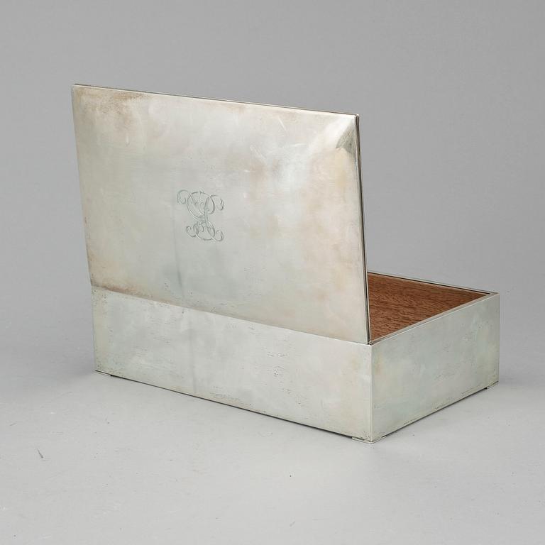 CIGARRSKRIN, silver, 1900-talets mitt. Totalvikt inklusive träinredning 829 gram.