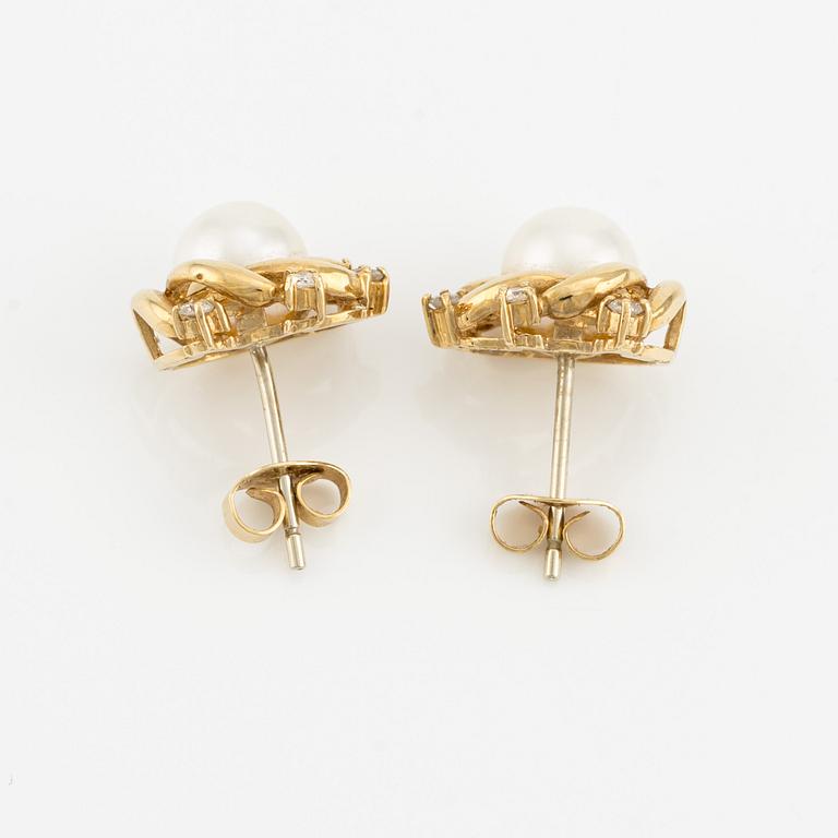 Earrings with cultured pearls and brilliant-cut diamonds.