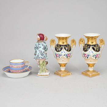 A group of European ceramics, circa 1900. (4 pieces).