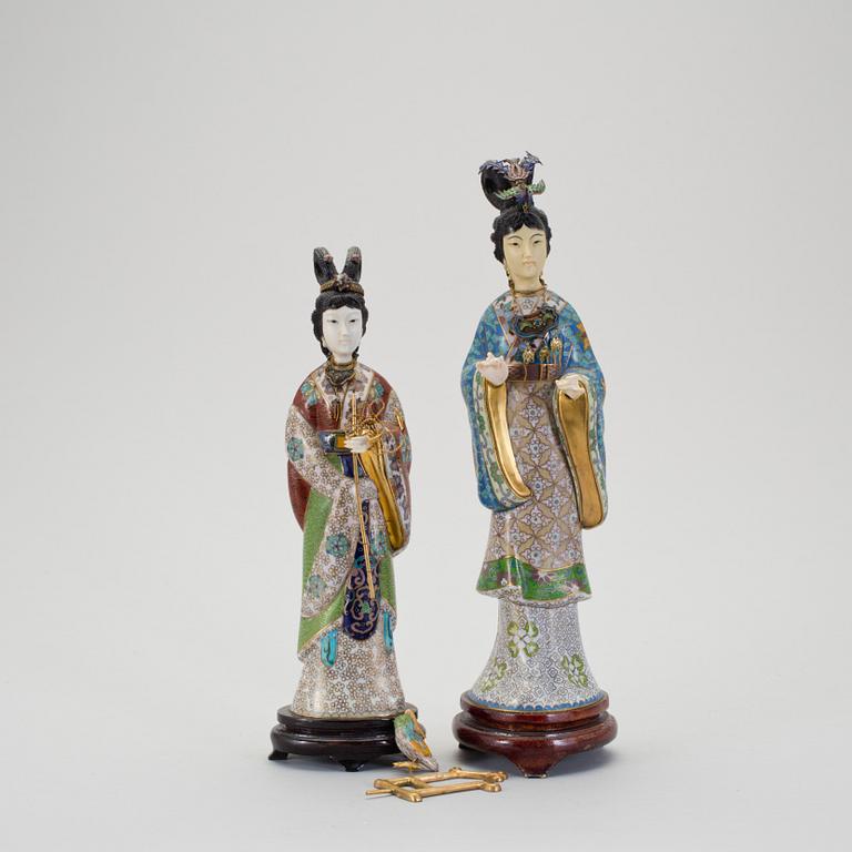 FIGURINER, 2 st, cloissonné, Kina, 1900-tal.