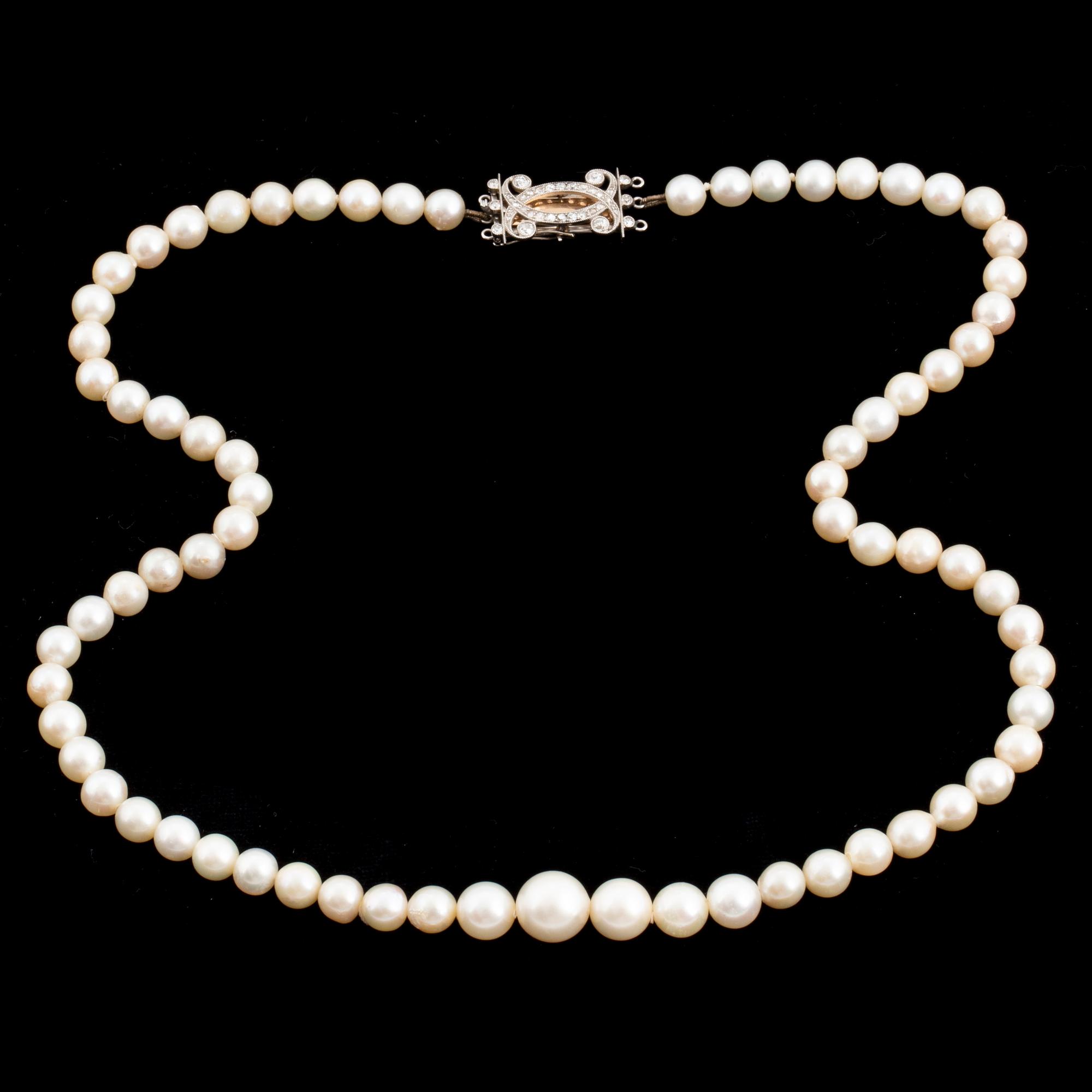 COLLIER, med graderade odlade pärlor, lås platina med diamanter.
