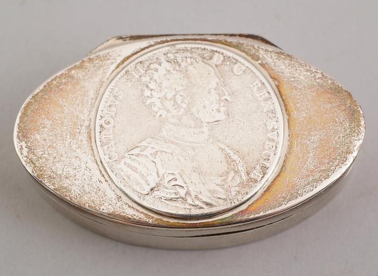 DOSA, silver, Stockholm 1816. Vikt ca 83 gram.