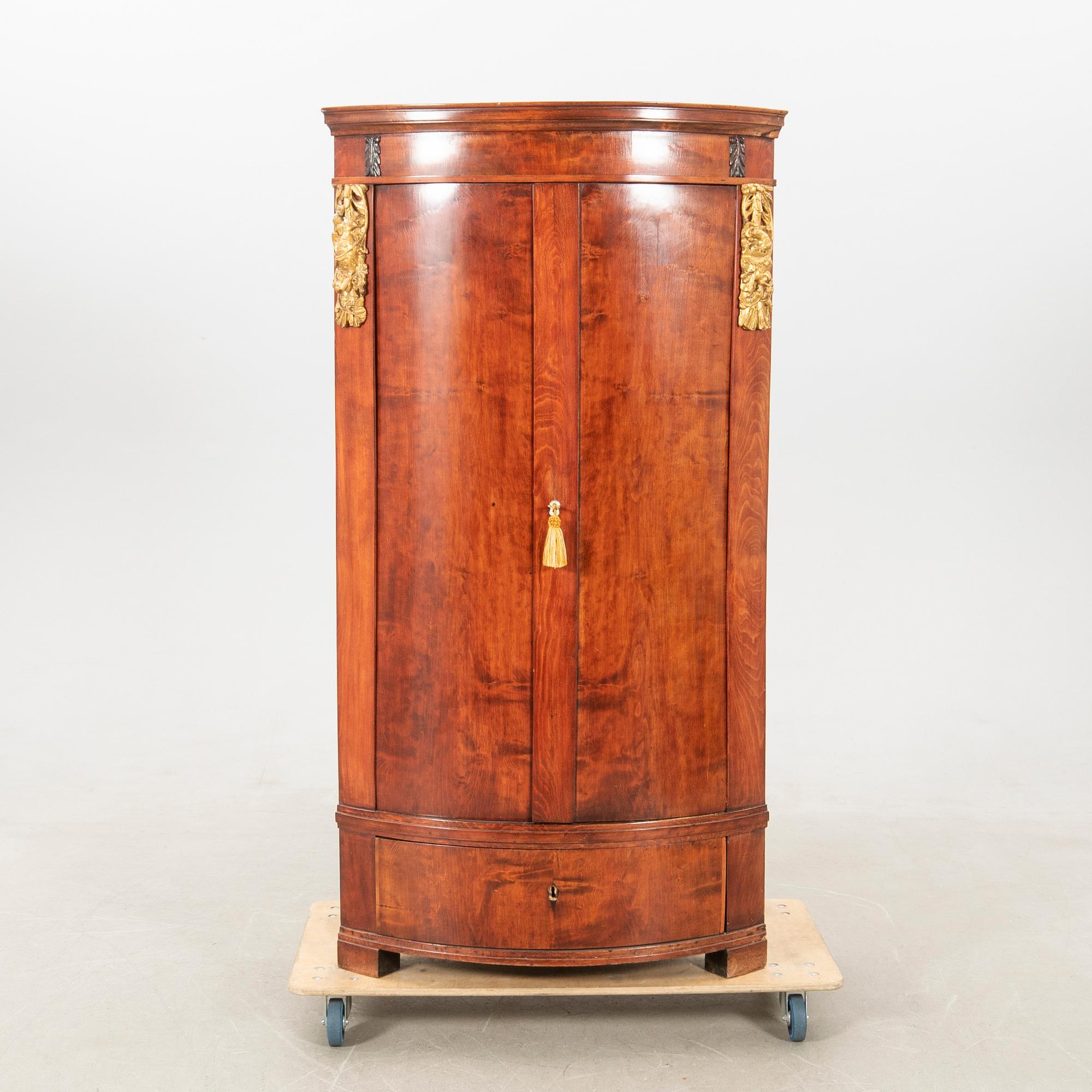 Corner cabinet, first half of the 19th century.