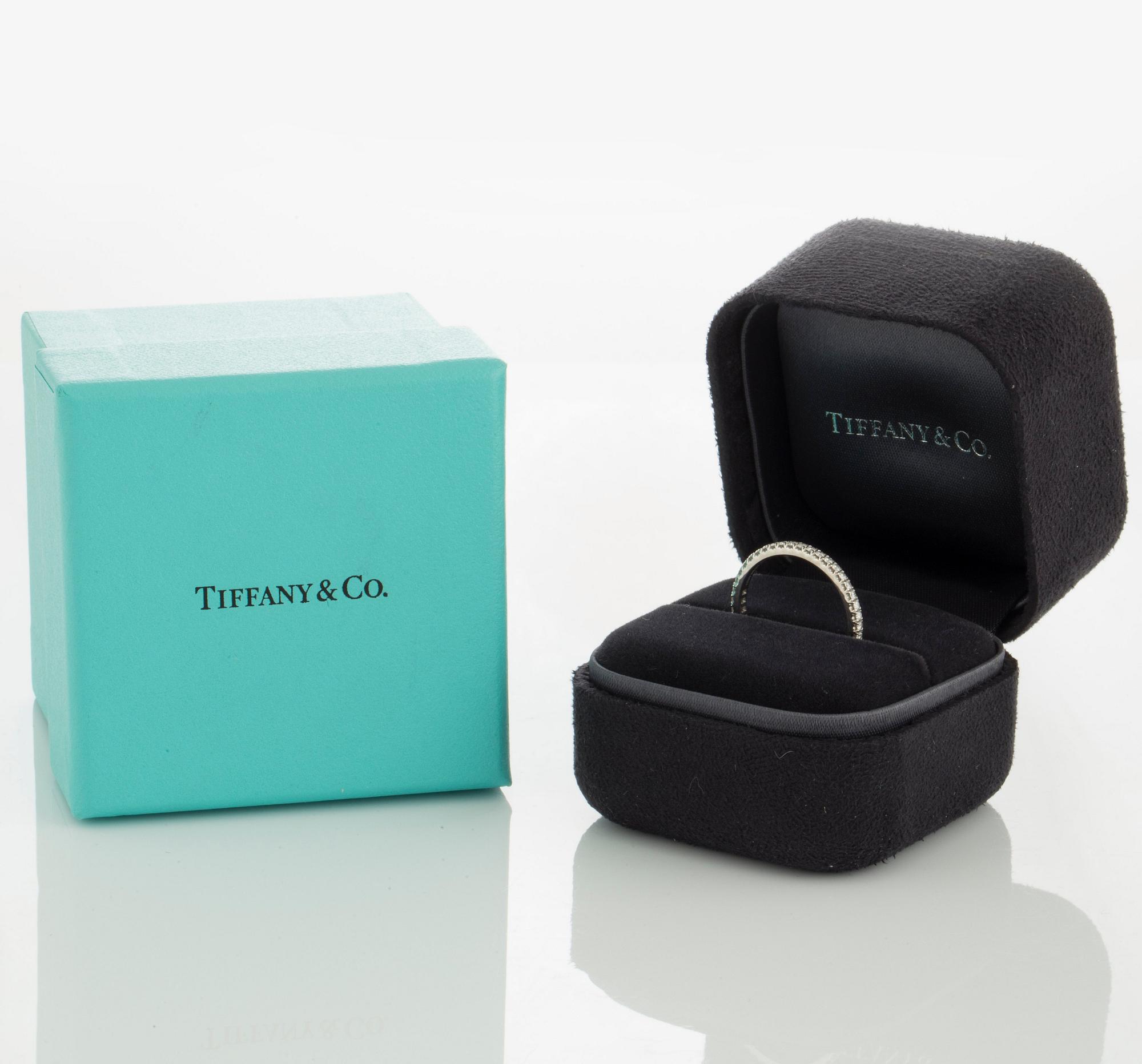 Tiffany helalliansring "Soleste" med runda briljantslipade diamanter total vikt ca 0.35 ct.