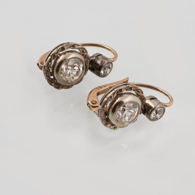 ÖRHÄNGEN, 14K guld och silver med 4 äldre briljantslipade diamanter. Vikt 4,4 gram.