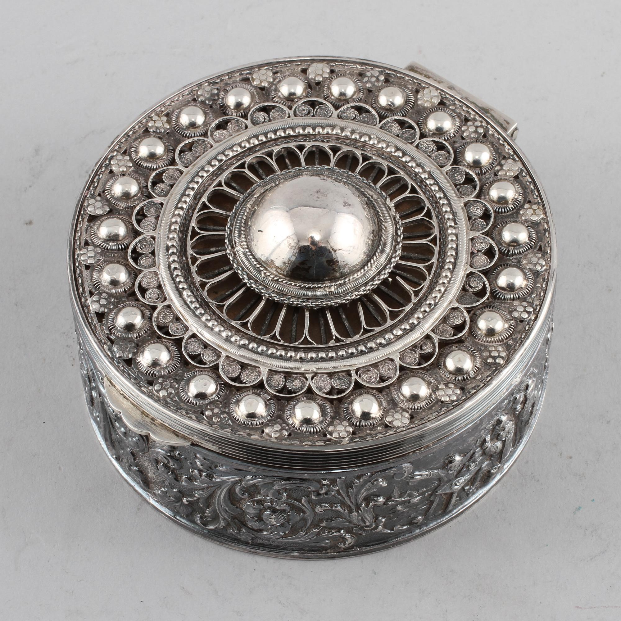DOSA, silver, troligen Holland, 1900-tal. Vikt 325 g.