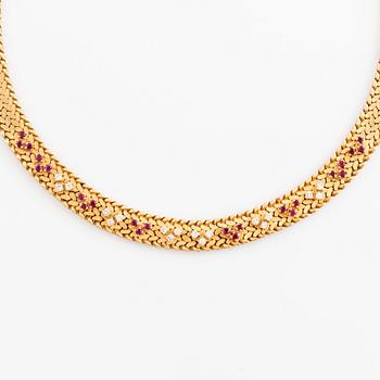 Collier 18K guld med runda briljantslipade diamanter och rubiner.
