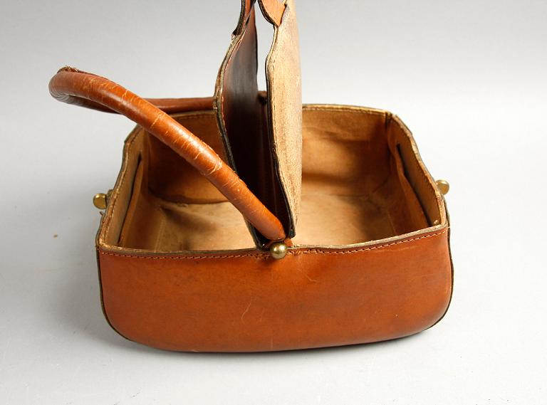 HANDVÄSKOR, 2 st, 1900-talets första hälft.